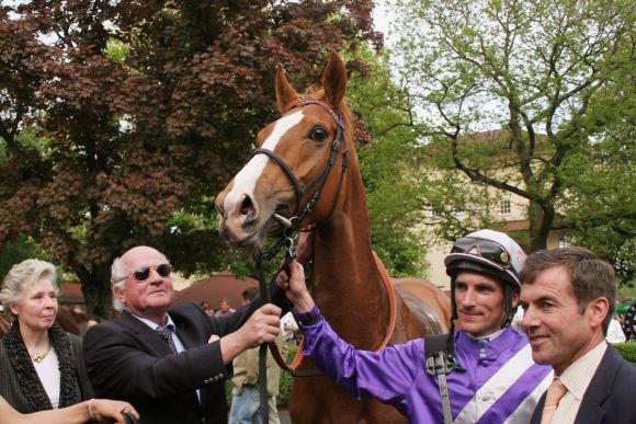 Nymphea mit Andrasch Starke, Trainer Peter Schiergen (rechts) und dem Juergen Imm. www.galoppfoto.de - Sarah Baue