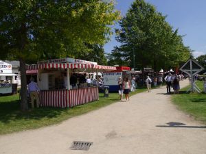 Eine der vielen Essensmeilen: Im Vordergrund der später geteste Wurststand. Foto: Karina Strübbe