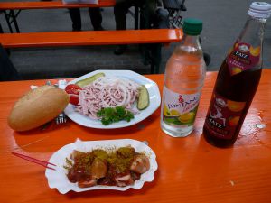 Currywurst naja, Wurstsalat top, das Essen im "Zelt". Foto: Karina Strübbe