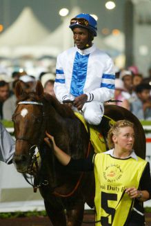 Paolini mit Eduardo Pedroza nach dem Sieg im Dubai Duty Free 2004. www.galoppfoto.de