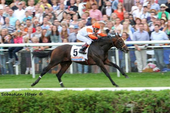 Das Karriere-Highlight: Terence Hellier und Pastorius auf dem Weg zum Derbysieg. Foto: Sebastian Höger