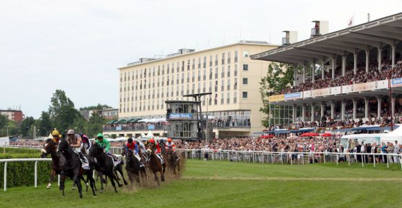 So war es im letzten Jahr: Pferde und Jockeys im 143. Deutschen Derby im Bogen. www.galoppfoto.de - Frank Sorge