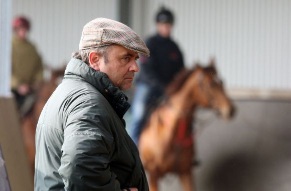 Trainer Andreas Woehler beobachtet die Pferde im Trabring. www.galoppfoto.de