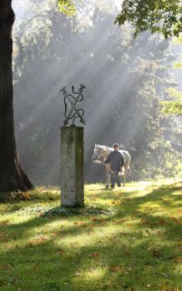 Spaziergang im Park: Santiago hinter dem Graditzer Brandzeichen. www.galoppfoto.de - Frank Sorge