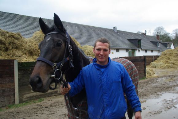 Henk Grewe ist der neue Trainerassistent im Rennstall Smrczek. www.dequia.de