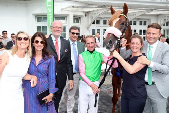 Das glückliche Siegerteam: Sisfahan mit Andrasch Starke und der Trainerehefrau Natascha Grewe am Führzügel, Racingmanager Holger Faust (rechts) und Besitzer Dr. Stefan Oschmann mit Ehefrau Shahpar sowie Michael Motschmann (im Hintergrund) mit Ehefrau Sabine (links). ©galoppfoto - Frank Sorge