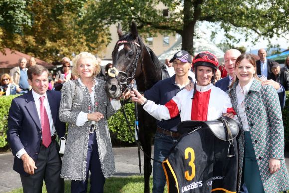 Neben Platz 2 im Derby eines der Highlights der 2017-er Saison: Sound Check mit Andrasch Starke, Trainer Peter Schiergen (links), Sonja Wewering, Besitzer Manfred Ostermann und Jackie Leve-Ostermann (rechts) nach dem Listensieg in Baden-Baden. www.galoppfoto.de - Frank Sorge