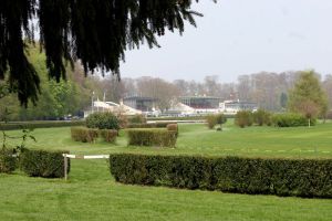 Blick aus der Ferne auf die drei Tribünen im Stadtwald. Foto: www.galoppfoto.de - Sandra Scherning