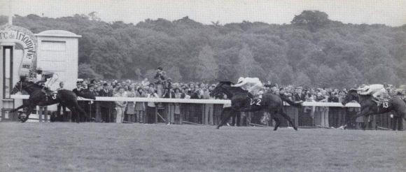 1975: Star Appeal mit Greville Starkey gewinnt überlegen den Prix de l'Arc de Triomphe vor On My Way und Val de Loire: Foto: Archiv