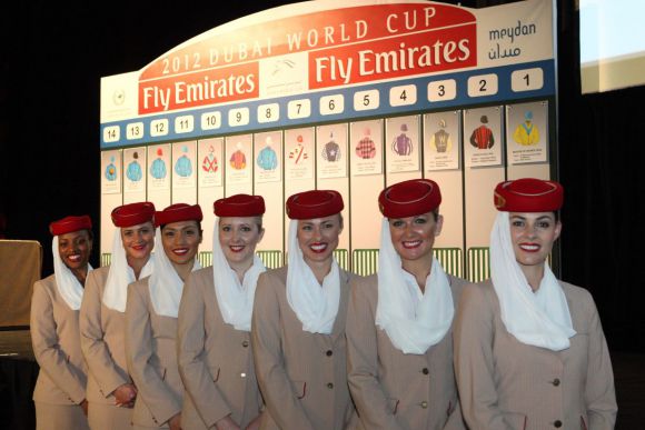 Startnummern-Verlosung vom Dubai-World-Cup mit den Hostessen von Fly Emirates. www.galoppfoto.de