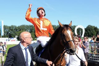 Wechselt in die Zucht: Temida mit Filip Minarik und Trainer Miltcho Mintchev nach dem Sieg im Grossen Preis von Bayern. www.galoppfoto.de - Frank Sorge