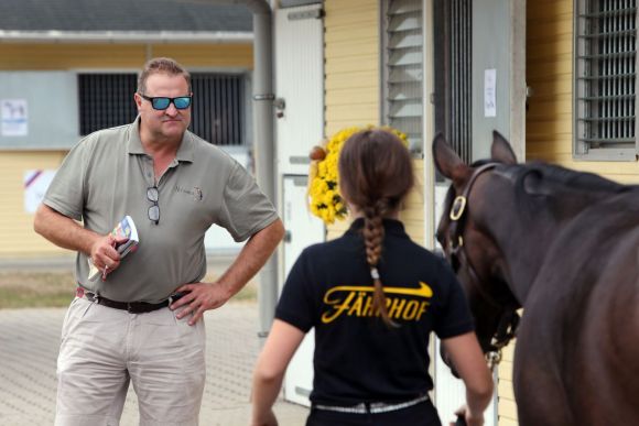 Internationaler Agent in Iffezheim: Tom Goff schaut sich auf der BBAG Jährlingsauktion ein Pferd des Gestüts Fährhof an. ©galoppfoto.de