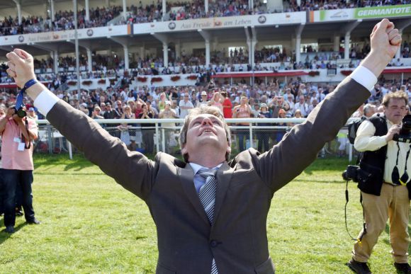 Der erste Derbysieger: Trainer Markus Klug jubelt nach dem Erfolg mit Sea The Moon. www.galoppfoto.de - Frank Sorge