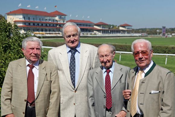 Treffen der Altmeister 2011 in Iffezheim: Hein Bollow, Heinz Jentzsch, Werner Krbalek und Fritz Drechsler (von links). Nach dem Tod von Fritz Drechsler ist  nur noch Hein Bollow (92) aus dieser illustren Runde am Leben und erfreulicherweise noch regelmässiger Gast auf den Rennbahnen. www.galoppfoto.de - Frank Sorge