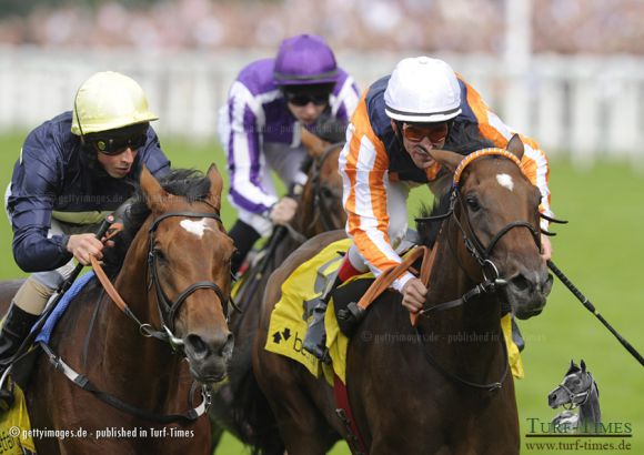 Danedream und Andrasch Starke (rechts) auf dem Weg zum Sieg in den King George VI und Queen Elizabeth II Stakes 2012