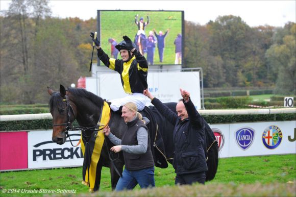 Noch ein Highlight auf der Zielgerade einer erfolgreichen Saison: Der Düsseldorfer Trainer Sascha Smrczek jubelt über den Sieg von Vif Monsieru. Foto: Ursula Stüwe-Schmitz