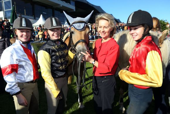 Nach dem Haflinger-Rennen auf der Neuen Bult: Ursula von der Leyen mit ihren Töchtern Johanna, Victoria, die mit Bella Luna gewann, und Gracia (von links) nach dem Haflinger-Rennen. www.galoppfoto.de - Frank Sorge