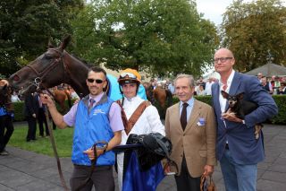 Seltene Gäste auf deutschen Rennbahnen: Vadamos mit Vincent Cheminaud, Trainer Andre Fabre und Besitzer Andreas Putsch mit Tiny nach dem Darley Oettingen-Rennen 2015.