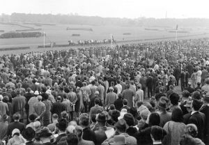 Volles Haus bei beim ersten Europa-Tag 1963. Archiv www.koeln-galopp.de