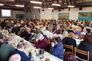 Volles Haus beim Züchtertreff 2017: Über 400 Gäste fanden in der Deckhalle Platz. www.galoppfoto.de - Sandra Scherning