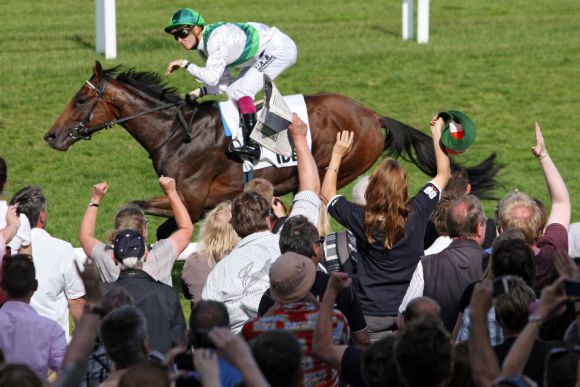 Wie von einem anderen Stern: Zuschauer bejubeln den Sieg von Sea The Moon mit Christophe Soumillon im IDEE 145. Detuschen Derby. www.galoppfoto.de - Francis Bandermann